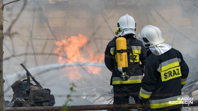 Strażacy zakończyli gaszenie pożaru w podszczecińskim Załomiu. Spaliła się tam część mieszkania i pomieszczenie gospodarcze. Ogień objął powierzchnię ponad tysiąca pięciuset metrów kwadratowych.