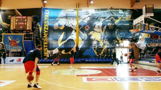 Koszykarze Kinga Szczecin od porażki rozpoczeli zmagania w ćwierćfinale play-off rozgrywek o mistrzostwo Polski. Wilki Morskie były bliskie sprawienia niespodzianki, ale ostatecznie przegrały na wyjeździe ze Stalą Ostrów Wielkopolski 71:78.