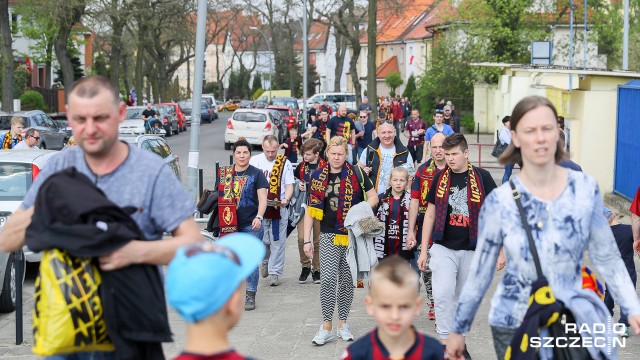 Tylko zwycięstwo - kibice zebrani przed stadionem Pogoni Szczecin przy ulicy Twardowskiego są jednomyślni. O godz. 18 Duma Pomorza rozpocznie swój 33. mecz w tym sezonie. Spotkanie jest jednak wyjątkowe, ponieważ na stadionie im. Floriana Krygiera świętujemy 70-lecie klubu.