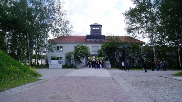 73 lata temu, 29 kwietnia 1945 roku, amerykańskie wojska wkroczyły do KL Dachau. Żołnierze uwolnili około 67 tysięcy więźniów. Był to pierwszy niemiecki obóz koncentracyjny. Powstał w marcu 1933 roku z rozkazu Heinricha Himmlera, dwa miesiące po dojściu Adolfa Hitlera do władzy, w celu izolowania politycznych przeciwników reżimu nazistowskiego, duchownych i Żydów. Początkowo pełnił funkcję obozu politycznego, później stał się miejscem eksterminacji.