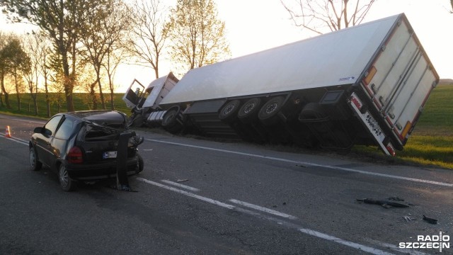Samochód osobowy i ciężarówka zderzyły się na drodze krajowej nr 6 w miejscowości Trawica. To na trasie między Koszalinem a Sławnem.
