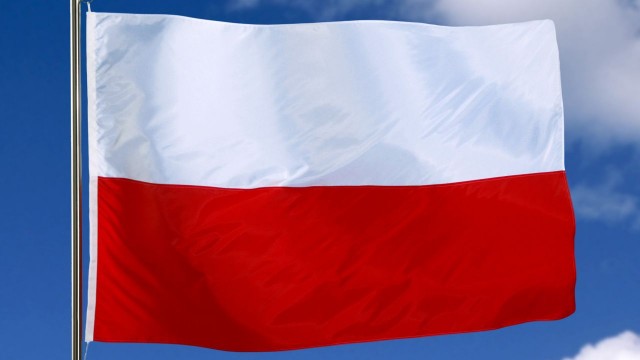 Biało-czerwone flagi powiewają nad budynkiem ambasady RP w Moskwie. Nasze barwy narodowe można zobaczyć w moskiewskiej katedrze pod wezwaniem Niepokalanego Poczęcia Najświętszej Marii Panny, gdzie posługę kapłańską pełnią księża z Polski, a także na balkonach, niektórych stołecznych mieszkań.
