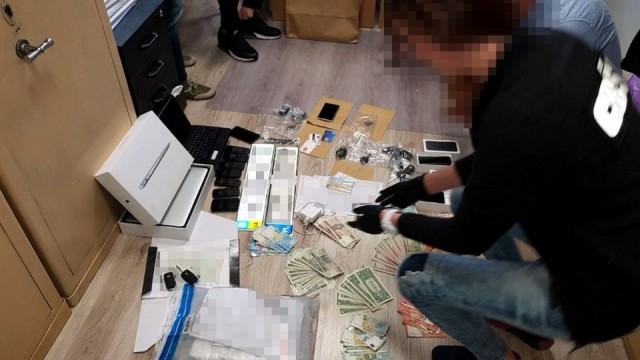 Funkcjonariusze CBŚP we współpracy z niemieckimi policjantami z Drezna rozbili zorganizowaną grupę przestępczą, która zajmowała się kradzieżą luksusowych samochodów. Ukradzione w Niemczech auta trafiały do Polski, gdzie były rozbierane na części.