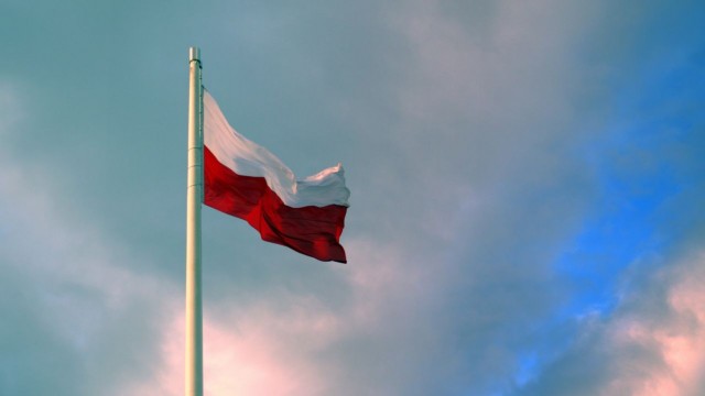 Na Placu Zamkowym w Warszawie odbyła się ceremonia uroczystego podniesienia flagi państwowej na Wieży Zegarowej Zamku Królewskiego. W uroczystości wzięli udział prezydent Andrzej Duda z małżonką Agatą Kornhauser-Dudą.