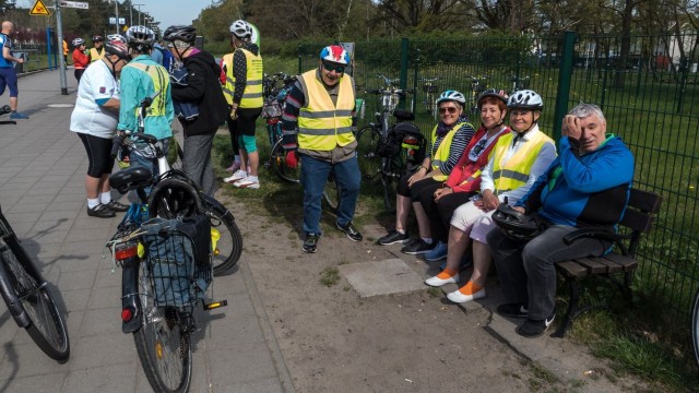 Świnoujska inicjatywa rowerowa Świr, do której należą seniorzy oraz dzieci przejechała w środę ponad 20 kilometrów. Na trasie był przystanek na zwiedzanie podziemnej trasy turystycznej, podziwianie największej polskiej flagi i oczywiście majówkowy grill.