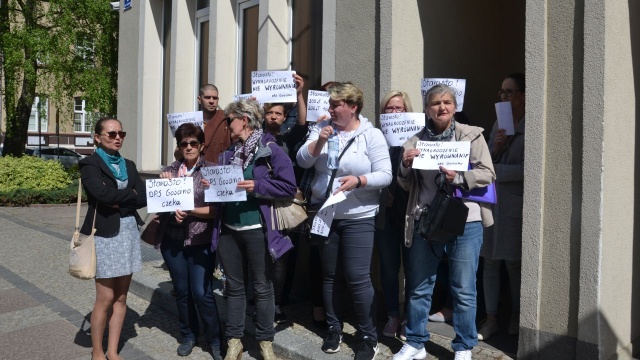 Pracownicy Domu Pomocy Społecznej z Gościna protestowali w środę przed budynkiem Starostwa Powiatowego w Kołobrzegu.