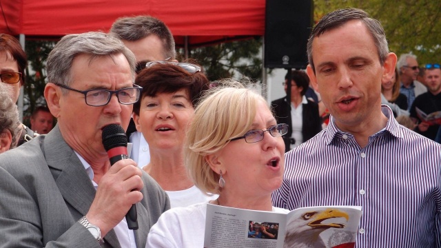 Przy grillu i śpiewie świętowali w czwartek 227. rocznicę uchwalenia Konstytucji 3 Maja mieszkańcy Polic. Swoją Majówkę Patriotyczną lokalni działacze Prawa i Sprawiedliwości zorganizowali na deptaku przy ul. Zamenhofa.
