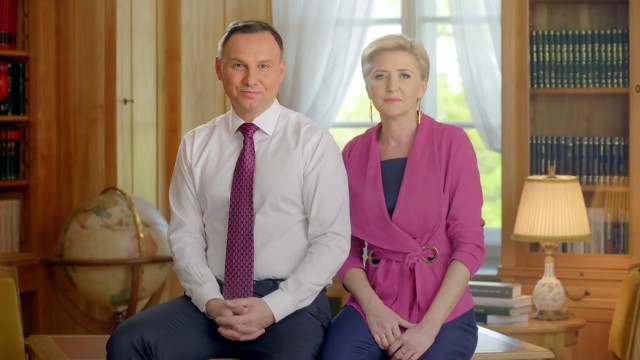 - Jesteśmy z Wami i trzymamy za Was kciuki Uwierzcie w siebie i nie dajcie się zaskoczyć - mówi Agata Kornhauser-Duda i Andrzej Duda w nagraniu do młodzieży, która w piątek rozpoczyna egzaminy maturalne.