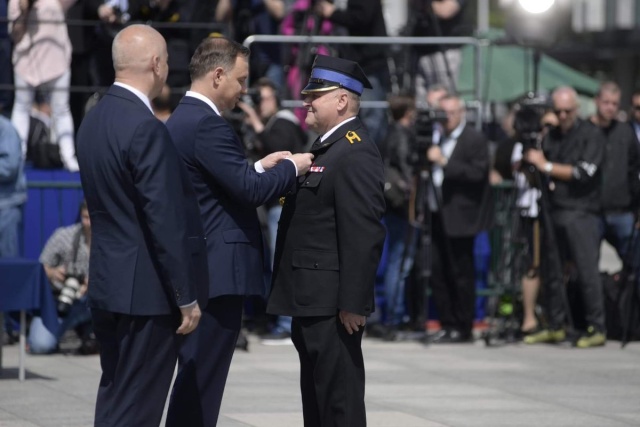 Podczas centralnych obchodów Dnia Strażaka na Placu Józefa Piłsudskiego w Warszawie prezydent wręczył nominacje generalskie. Podczas wydarzenia strażacy zostali promowani na pierwszy stopień oficerski.