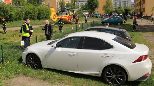 Helikopter pogotowia wylądował na świnoujskim osiedlu, by ratować życie. Właściciel Lexusa obwiniał pilota, że podmuch kurzu uszkodził mu samochód. Do zdarzenia doszło w sobotę przed południem.