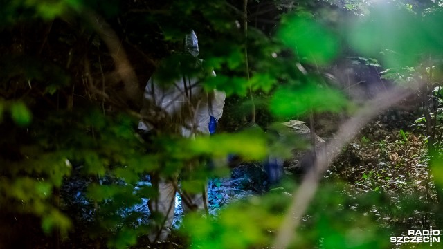 Nie żyje kobieta raniona nożem nad jeziorem Głębokie. Miała rany klatki piersiowej i szyi. Jak informuje rzeczniczka Pogotowia Ratunkowego, na razie nie wiadomo czy rany zadał jej ktoś inny, czy było to samookaleczenie.