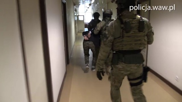 Policjanci zatrzymali 24-letniego obywatela Rosji z Republiki Czeczeńskiej poszukiwanego Europejskim Nakazem Aresztowania. Mężczyzna jest podejrzany o zabójstwo i usiłowanie dokonania zabójstwa na terenie Niemiec.