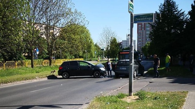 Dwa samochody osobowe zderzyły się na ulicy Zawadzkiego w Szczecinie. Jedna osoba została ranna. Droga w tym miejscu była całkowicie zablokowana. Teraz ruch wraca do normy.
