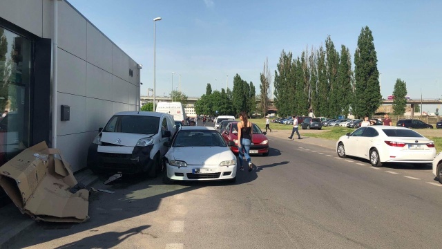 Około godziny 17:30 kierowca rozpędzonej Hondy Civic, z nieznanych przyczyn, stracił panowanie nad autem i uderzył w zaparkowanego Citroena.