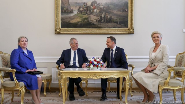 Polska i Czechy będą razem zabiegały o korzystny dla obu krajów kształt unijnego budżetu. Był to jeden z tematów rozmowy prezydenta Andrzeja Dudy z przebywającym z oficjalną wizytą w Polsce prezydentem Czech Miloszem Zemanem.
