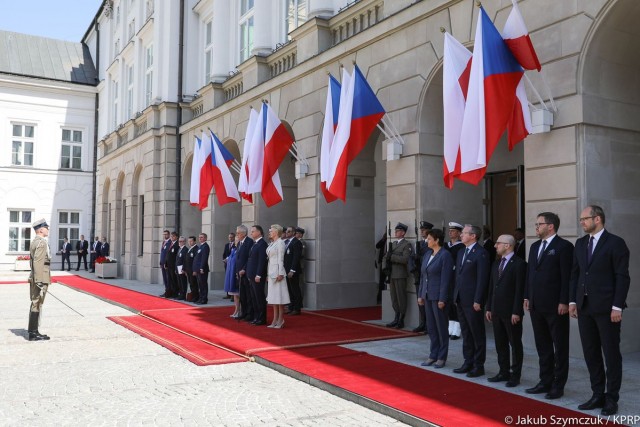 Prezydenci Polski i Czech opowiadają się za jednością Grupy Wyszehradzkiej. Po rozmowach w Warszawie mówili o tym Andrzej Duda i Milosz Zeman, który przebywa w Polsce z trzydniową wizytą.