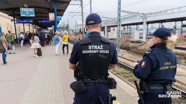 Olbrzymie opóźnienia mają w piątek pociągi do Szczecina i Świnoujścia. Około 7 skład z Krakowa miał już ponad ośmiogodzinny poślizg, a z Lublina ponad dwugodzinny. To wszystko przez wypadek na stacji we Wronkach, przez którą pociągi przejeżdżają. W czwartek po południu wykoleiło się tam 12 wagonów z węglem. Sparaliżowało to ruch kolejowy.