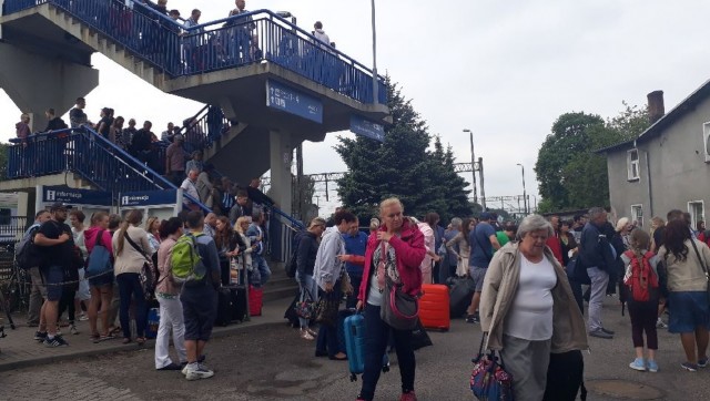 Przesiadka powoduje totalny chaos - skarży się pasażerka pociągu ze Szczecina do Warszawy. Od czwartkowego popołudnia ruch na kolei jest sparaliżowany przez wypadek we Wronkach. Wykoleiło się tam 12 wagonów z węglem.