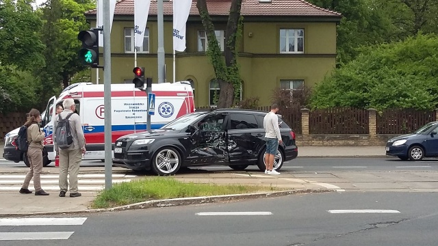Kierowca osobowego audi zderzył się z tramwajem linii numer 9.