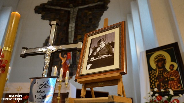 Uroczystości pogrzebowe Antoniego Kadziaka, działacza szczecińskiej Solidarności i przywódcy strajku w Polmozbycie w sierpniu 1980 roku, odbyły się w sobotę w kościele ojców Jezuitów przy ulicy Pocztowej w Szczecinie.