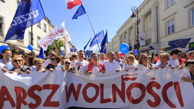 Zjednoczona opozycja ma zobowiązanie wobec Polaków - by zbudować koalicję, która wygra najbliższe cztery wybory - mówił na zakończenie Marszu Wolności w Warszawie szef Platformy Obywatelskiej.