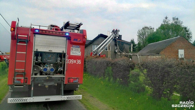 Pożar poddasza domu w Bielkowie w powiecie koszalińskim. Na miejscu jest jedenaście zastępów straży.