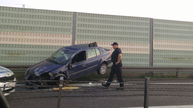 Zablokowana częściowo jest obwodnica Kobylanki. Samochód osobowy uderzył w barierę oddzielającą pasy ruchu. Jedna osoba jest ranna.