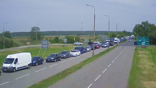 Potężny, sięgający półtora kilometra korek ustawił się przed karsiborską przeprawą w kierunku Świnoujścia.
