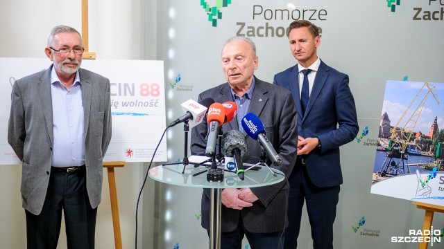 Koncerty, wystawy, piknik rodzinny i lekcje historii towarzyszyć będą obchodom 30. rocznicy strajków szczecińskich 1988 roku. Cykl wydarzeń pod hasłem Szczecin 03988. Tu zaczęła się wolność rozpocznie się 23 maja na terenie portu, a zakończy we wrześniu. W celu upamiętnienia tamtych dni powołano tzw. Komitet Obchodów.