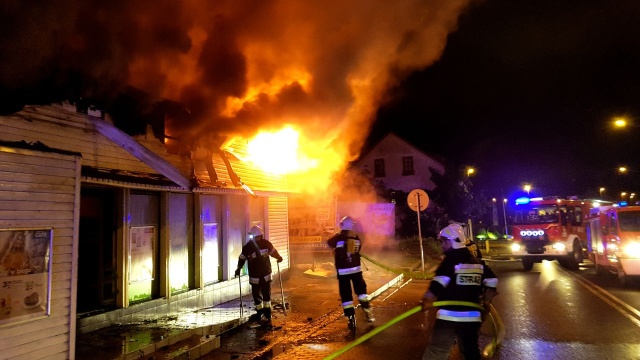 Trwa dogaszanie pożaru sklepu spożywczego w Międzyzdrojach. Przed godziną 1.00 w nocy zapalił się w nim dach, który spłonął doszczętnie.