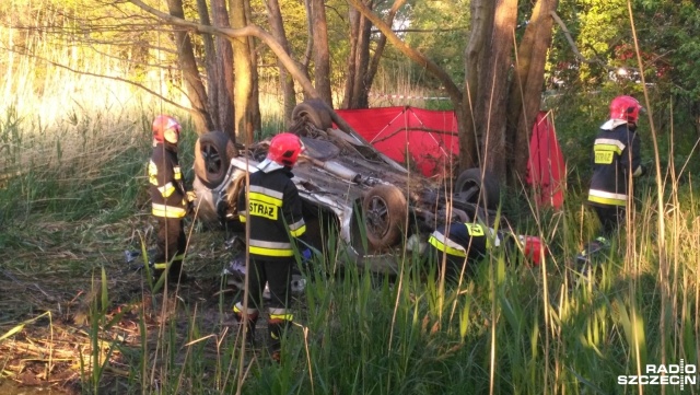 Jedna osoba zginęła, a jedna została ranna w wypadku na drodze łączącej Mielno z Łazami w okolicach Unieścia. W piątek przed godziną 6 dachował tam samochód osobowy.