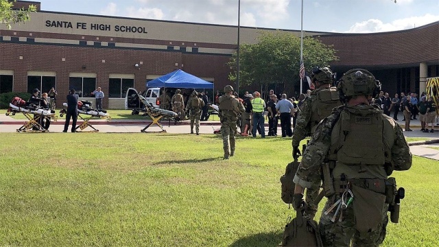Co najmniej osiem osób zginęło w strzelaninie do jakiej doszło w liceum w amerykańskiej miejscowości Santa Fe na przedmieściach Houston. Do szpitala przetransportowano wielu rannych.