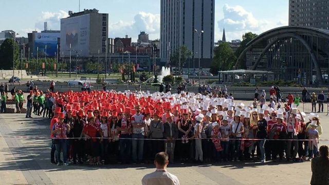 Tysiąc osób utworzyło biało-czerwoną flagę pod katowickim Spodkiem. Tym samym pobity został rekord Guinnessa na największą żywą flagę narodową.