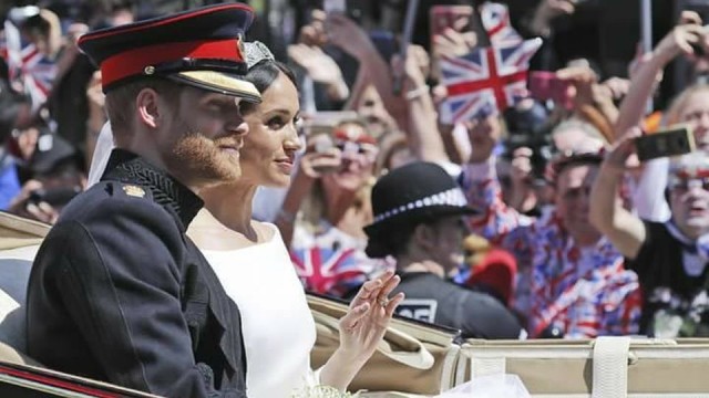 Brytyjski książę Harry i amerykańska aktorka Meghan Markle już po ślubie. Uroczystość odbyła się w kaplicy świętego Jerzego na zamku Windsor, a potem nowożeńcy przejechali ulicami w otwartym powozie pozdrawiając setki Brytyjczyków i turystów, którzy licznie zgromadzili się, by towarzyszyć młodej parze w tak ważnym dniu.
