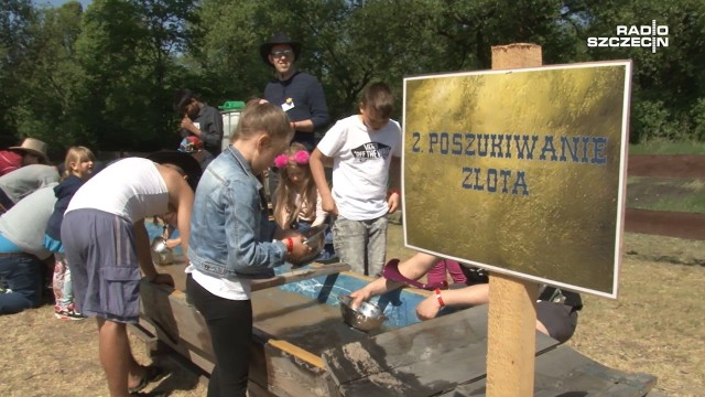 Rzut lassem, płukanie złota, labirynt ze słomy, przejażdżka na byku oraz muzyka na żywo to atrakcje przygotowane dla uczestników 5. edycji Cowboy Festyn, który w sobotę odbył się w Świnoujściu.