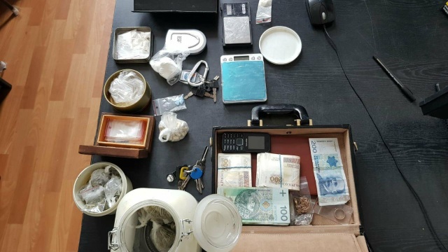 Pół kilograma narkotyków przejęła kołobrzeska policja. Były ukryte w piwnicy zajmowanej przez 35-latka. Oprócz marihuany, kokainy i amfetaminy policjanci zabezpieczyli też ponad sto tabletek ecstasy i 30 tys. złotych w gotówce. Mężczyzna trafił do aresztu - grozi mu 10 lat więzienia.