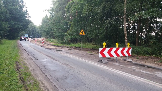 Turyści, którzy planują wakacje nad morzem muszą się liczyć się z poważnymi utrudnieniami na wojewódzkiej drodze nr 102 i to w dwóch miejscach na odcinkach między Łukęcinem, a Lędzinem oraz między Dziwnowem a Międzywodziem.