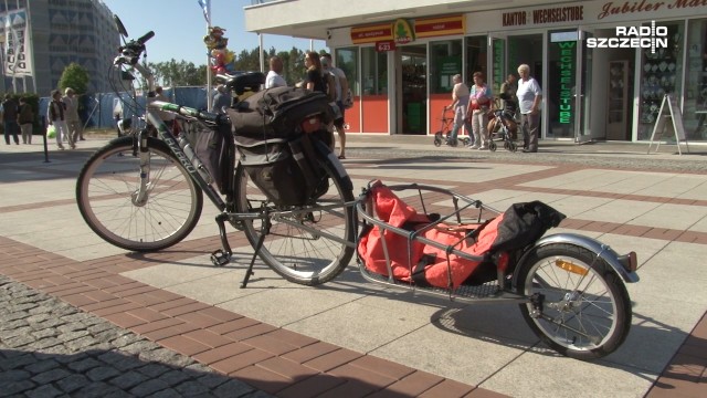 Ze Świnoujścia wzdłuż całej granicy Polski wyruszył w samotną rowerową trasę Krzysztof Zembrzuski. 60-latek chce pokonać ponad 3500 kilometrów w 24 dni. To jego pomysł na uczczenie obchodów stulecia niepodległości oraz zwiedzanie ważnych miejsc dla Polski.