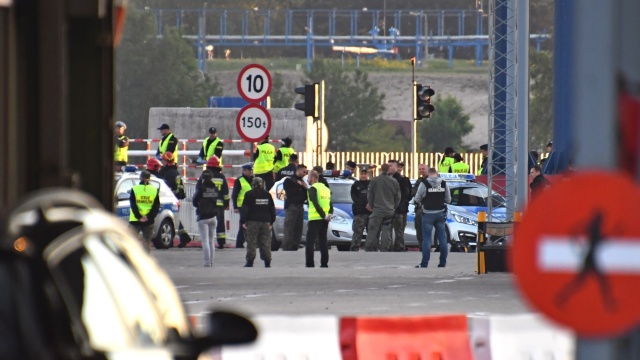 Alarm bombowy na terminalu promowym w Świnoujściu był fałszywy - informuje Radio Szczecin policja. O sprawie napisał portal iswinoujscie.pl.