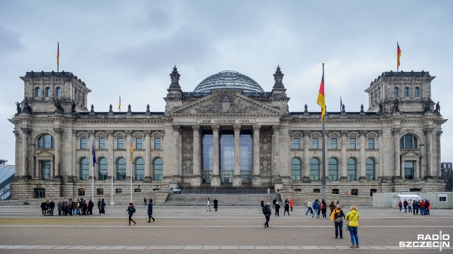 Kilka tysięcy zwolenników i członków eurosceptycznej partii AfD maszerowało po południu w centrum Berlina protestując przeciwko migracyjnej polityce rządu.