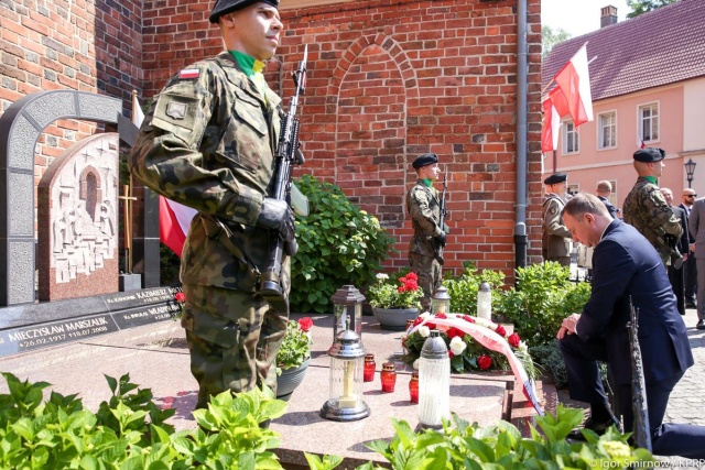 Prezydent Andrzej Duda uczcił pamięć bohaterów Wydarzeń Zielonogórskich. 30 maja 1960 roku mieszkańcy Zielonej Góry stanęli przeciw milicji, w tym ZOMO, w obronie Domu Katolickiego.