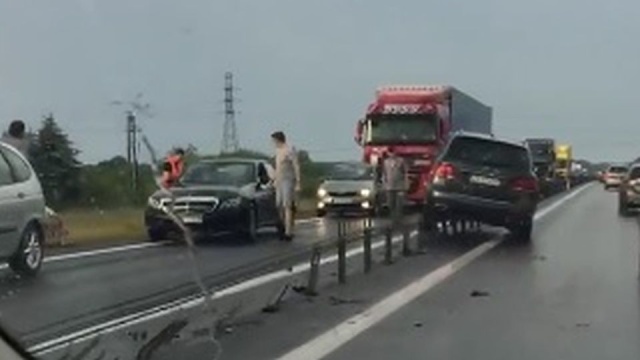 Kierowca terenowego Mercedesa stracił panowanie nad pojazdem i wjechał w bariery dzielące pasy ruchu - zawisł na linach. Na krajowej dziesiątce - dokładnie na obwodnicy Stargardu na wysokości Morzyczyna w stronę Szczecina - tworzył się korek, który teraz już się rozładował.