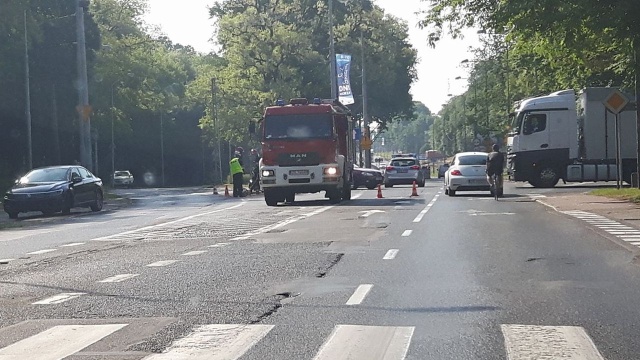 Przed skrzyżowaniem alei Wojska Polskiego z ulicą Jarzyńskiego samochód osobowy potrącił motocyklistę.
