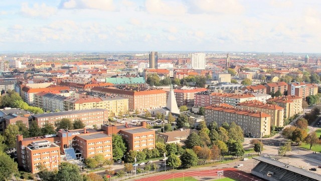 Jedna śmiertelna ofiara strzelaniny oraz sześć rannych osób w wyniku podpalenia mieszkania - to bilans minionego weekendu w Malm.