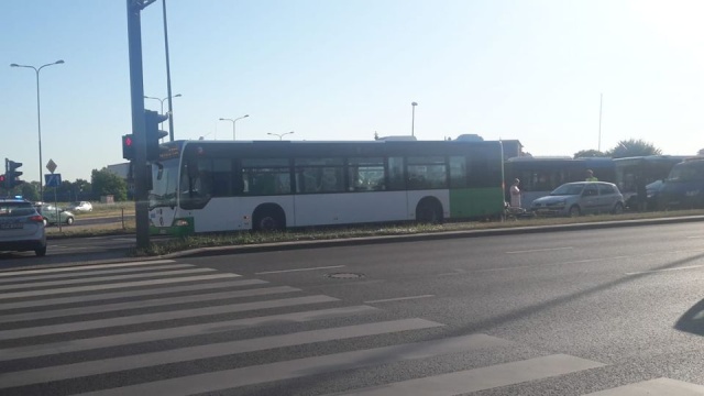 - Widziałem leżący motocykl i rannego człowieka. Prawdopodobnie wjechał w autobus. Jest jeszcze pokiereszowany samochód. Tworzy się korek. - Zablokowane są praktycznie trzy pasy, ruch odbywa się jednym pasem - informowali przed godz. 9 słuchacze Radia Szczecin. Utworzył się korek od ronda Łupaszki.