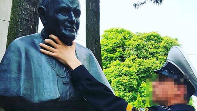 Kilka dni temu na portalu społecznościowym Facebook, jeden z marynarzy żaglowca Kruzensztern opublikował swoje zdjęcie, na którym przykłada rękę do szyi na popiersiu Jana Pawła II w Świnoujściu - symbolizując duszenie. Podpis w wolnym tłumaczeniu brzmi m.in. Ruscy nie potrafią, tak.