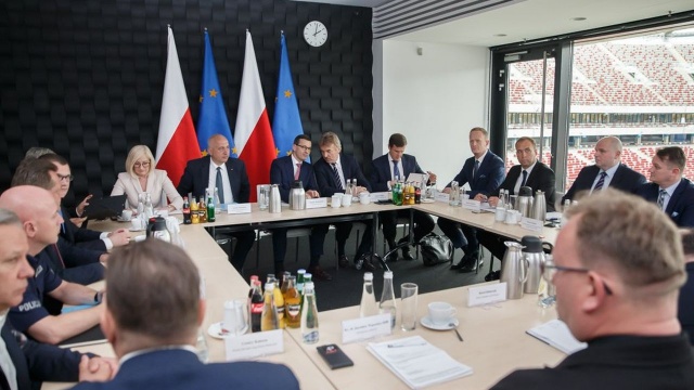 Na Stadionie Narodowym w Warszawie odbył się popołudniu okrągły stół z udziałem premiera, ministrów, działaczy PZPN-u i szefów policji. Jednym z omawianych tematów było bezpieczeństwo na stadionach i sposób przeciwdziałania pseudokibicom.