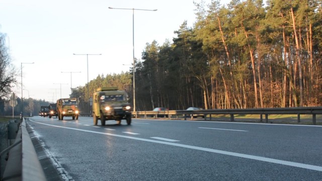 20 wojskowych pojazdów - niektóre z nich ważą więcej niż 20 ton - utrudnienia czekają w środę na kierowców w regionie. Na polskich poligonach ruszają przygotowania do manewrów Saber Strike 2018. Jednym z zadań które stoją przed żołnierzami jest szybki przerzut żołnierzy i sprzętu drogami w całym kraju.