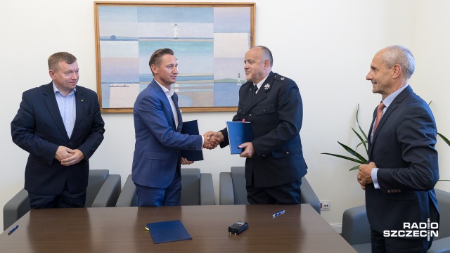 Dostaną mundury i będą się szkolić. Mowa o Młodzieżowych Drużynach Pożarniczych. W środę Zachodniopomorski Urząd Marszałkowski przekazał dla MDP 300 tysięcy złotych. Ze wsparcia skorzysta ponad 3000 wolontariuszy - chłopców i dziewczynek - z naszego województwa.