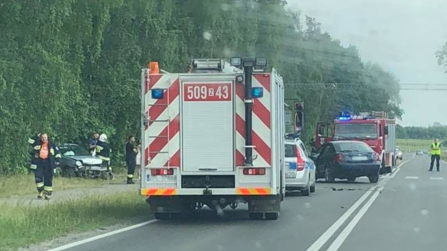 Dwa samochody osobowe zderzyły się na drodze krajowej nr 10 w Lubieszynie. Do stłuczki doszło w czwartek około godziny 14.